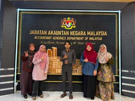UTM BDC researchers with officers at Jabatan Akauntan Negara Malaysia