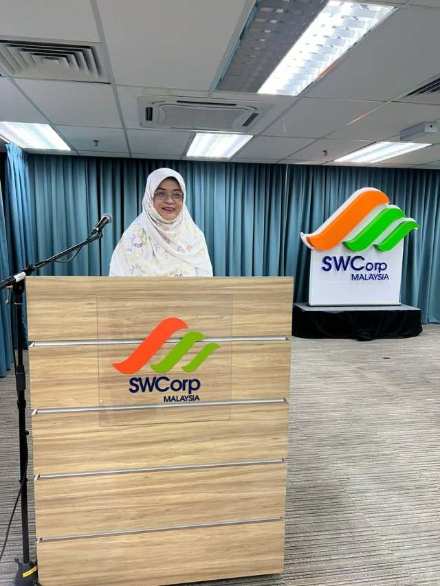 Prof. Dr. Naomie Salim presenting at an SWCorp session